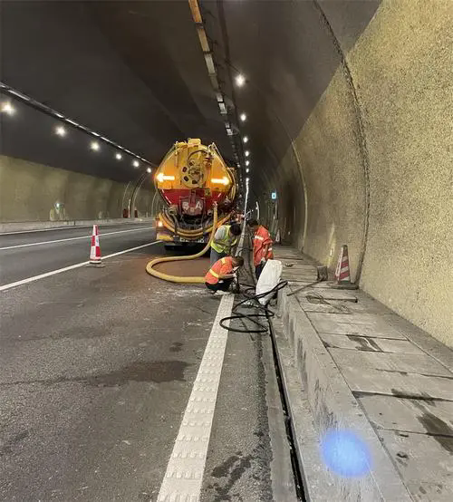 洱源隧道排水渠清淤